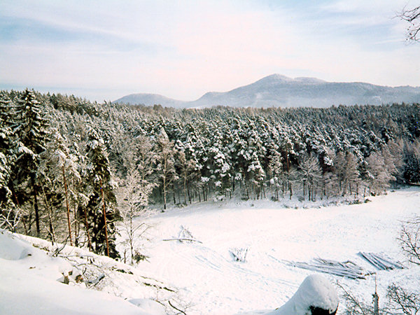 View from Nový Bor in the direction of Sloup: the highest peak is the Slavíček-hill, behind it looks the peak of the Tisový vrch and, quite on the left the lower hill is the Šišák.