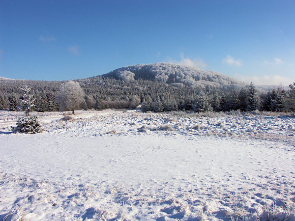 Der Bouřný (Grösser Friedrichsberg) im Blick von Nová Huť (Neuhütte).