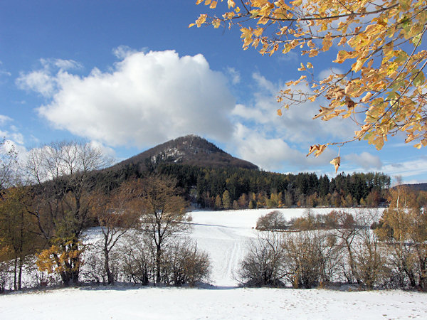 Der erste Schnee auf den Wiesen unter dem Klíč (Kleis).