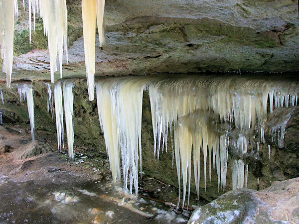 Kleinere Eiszapfen unter dem Felsüberhang hinter der Opona.