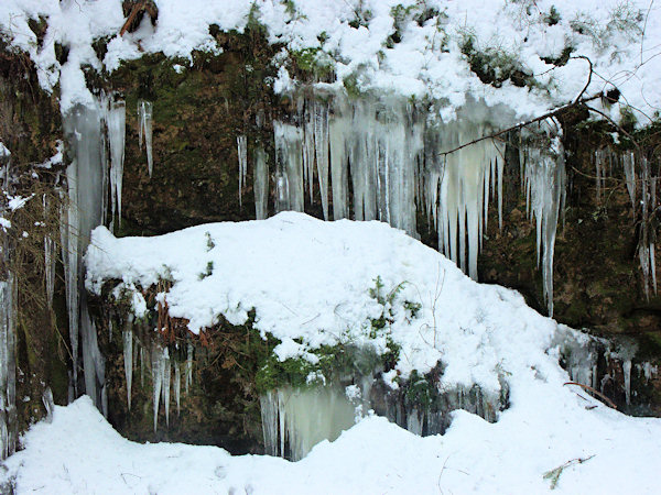 Felsen mit Eiszapfen im Tal oberhalb der Brücke Turistický most.