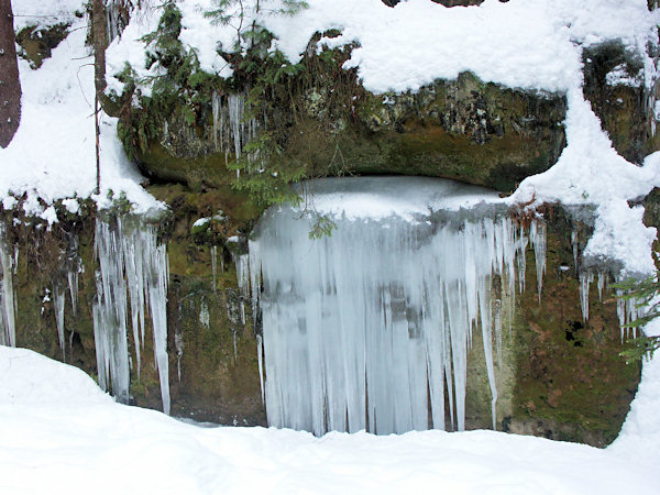 Rock with icicles in the valley above the Turistický most-bridge.