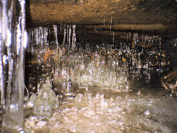 The Jeskyně víl-cave (Fairy cave) in the Kyjovské údolí-valley.