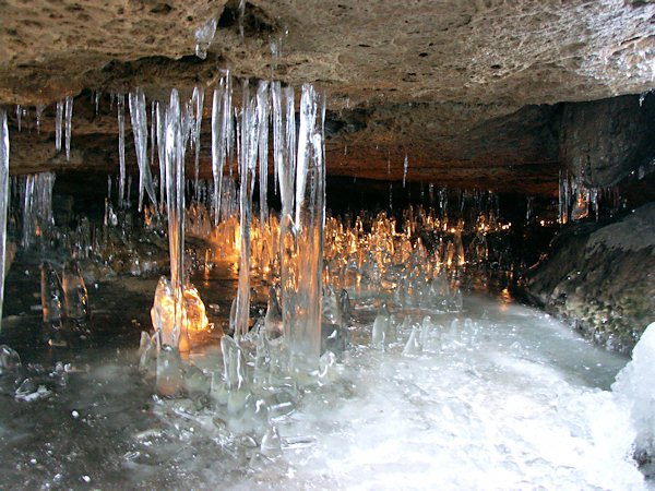 The Jeskyně víl-cave (Fairy cave) in the Kyjovské údolí-valley.