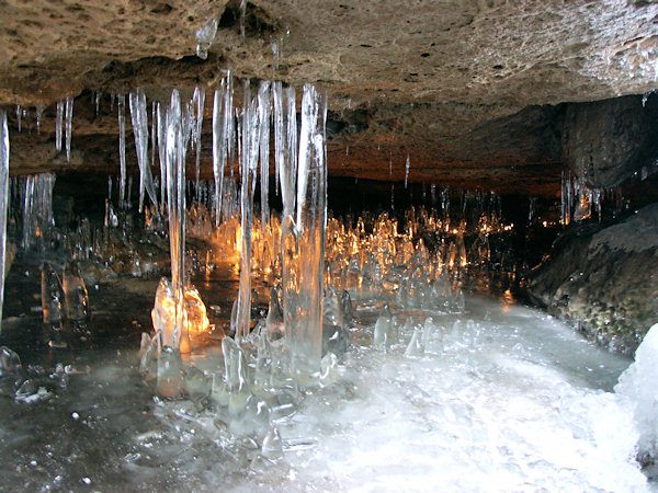 Die Elfenhöhle (Nixenhöhle, Feenhöhle) im Kyjovské údolí (Khaatal).