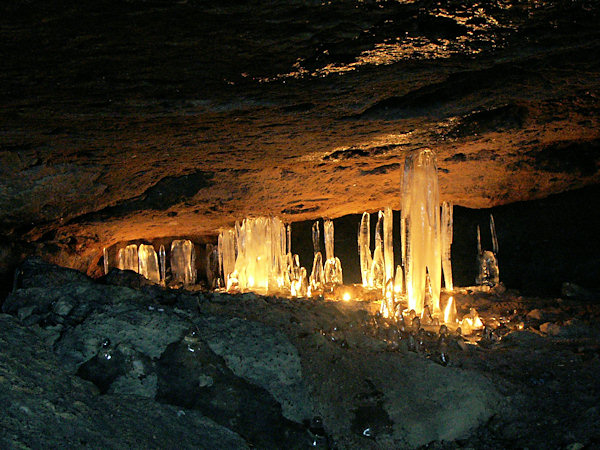 Eisschmuck in der Jeskyně víl (Elfenhöhle).