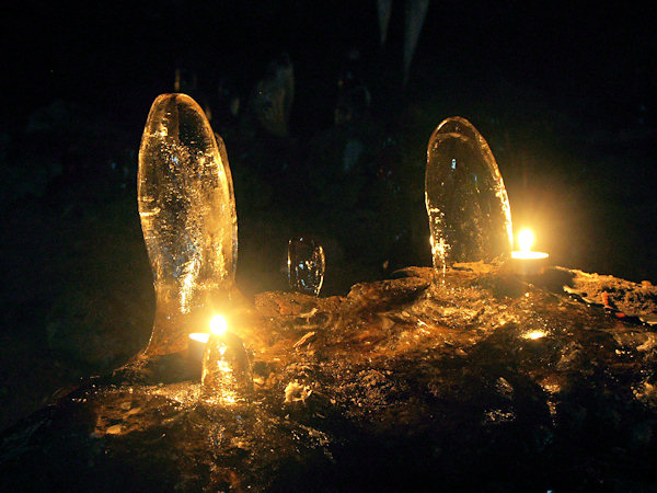 Eisschmuck in der Jeskyně víl (Elfenhöhle).