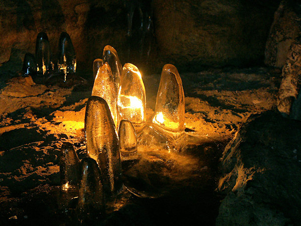 Eisschmuck in der Jeskyně víl (Elfenhöhle).