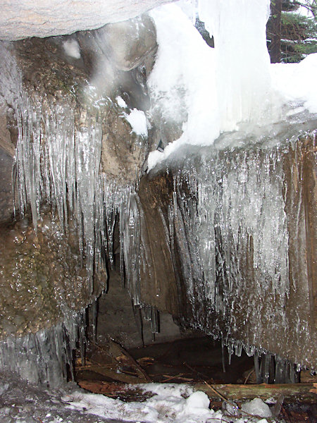 Icicles at the entry into the Jeskyně víl (Fairy cave).