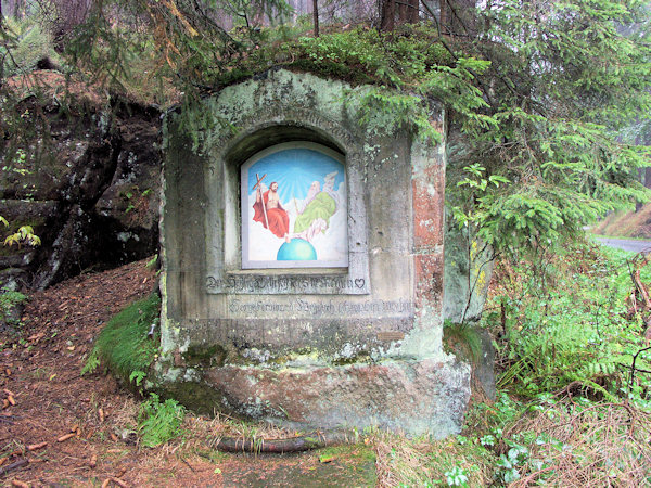 Weidlichs Kapelle zur hl. Dreifaltigkeit an der Strasse von Chřibská (Kreibitz) nach Rynartice (Rennersdorf).