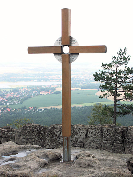 A wooden cross at the Töpfer hill.