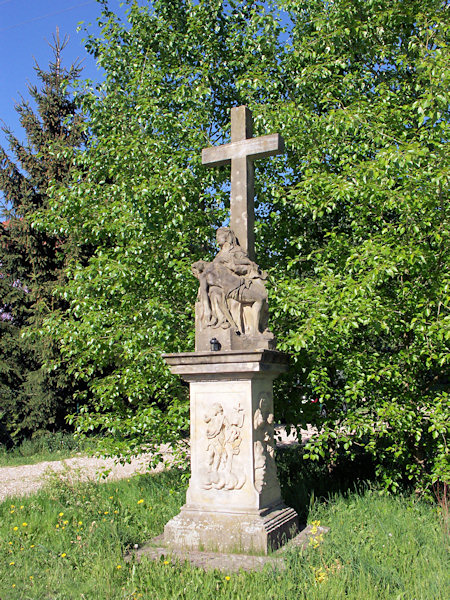 Steinkreuz mit Pieta hinter dem Bahnhof Rynoltice (Ringelshain).