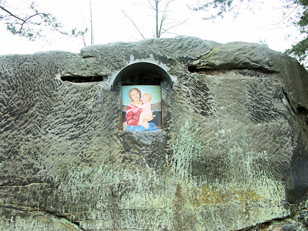 Relief picture in a rock between Cvikov and Drnovec.