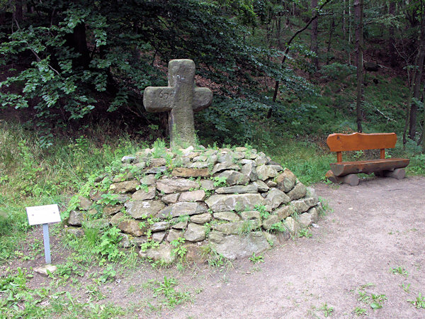 A primitive cross at the lonely mill Teufelsmühle.