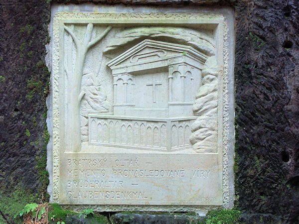 The memorial plaqu at the Bratrský oltář altar under the Jehla rock.