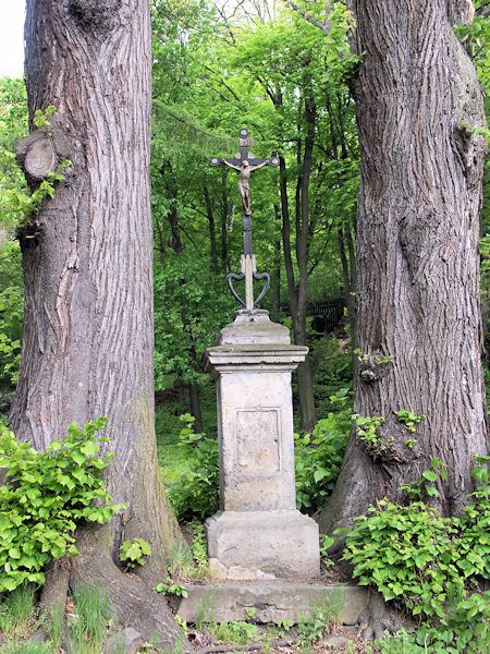 The cross at the margin of Česká Kamenice under the Jehla rock.