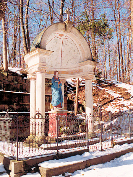 Gloriett der Jungfrau Maria auf dem Křížová hora (Kreuzberg) bei Jiřetín (St. Georgenthal).