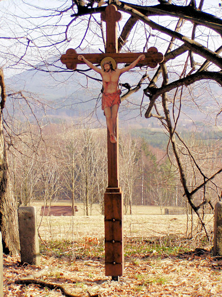 The wooden cross at the Knespelův vrch over Trávník.