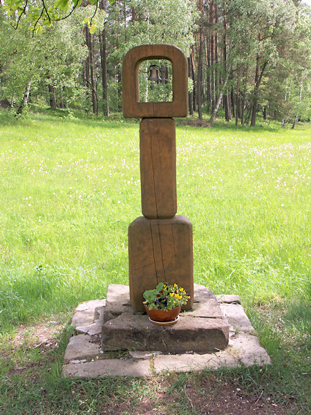 Hölzerner Glockenturm in Naděje (Hoffnung).