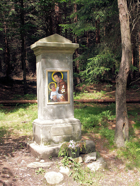 Das St.-Antoniusbild an der Wegkreuzung im Wald bei Svor (Röhrsdorf).