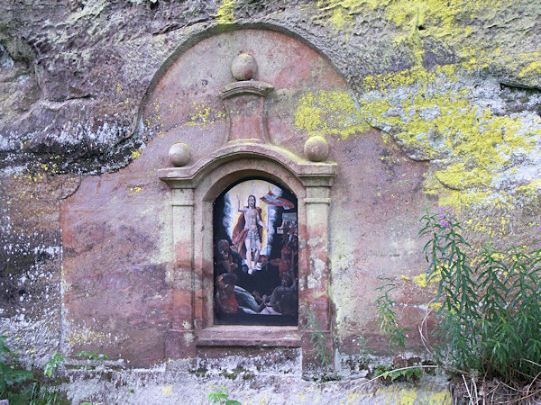 A rock-niche with the picture of Resurrection near of the settlement Na Potokách.