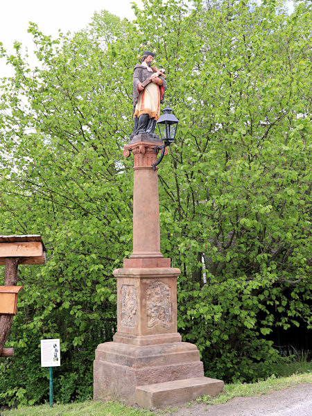 Säule mit der Statue des hl. Johann von Nepomuk in Mitte des Kunratice (Kunnersdorf) bei Česká Kamenice (Böhmisch Kamnitz).
