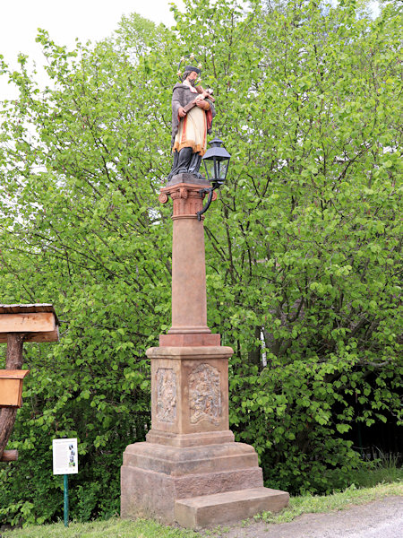 Sloup with sculpture of St. John of Nepomuk in the center of Kunratice near Česká Kamenice.