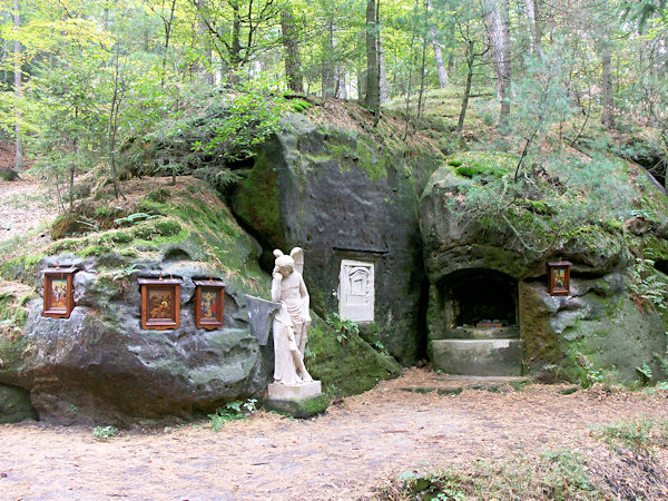 Renewed decoration of the surroundings of the Brethren's altar.