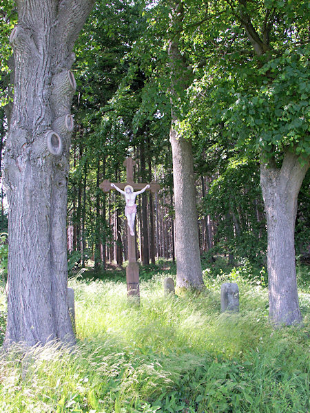 The wooden Cross above the village of Trávník.
