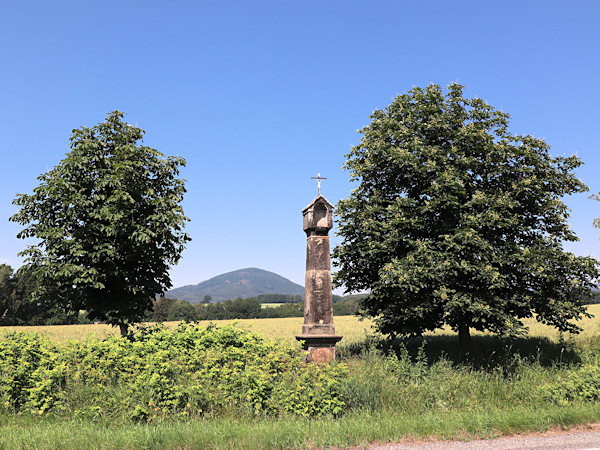 Marterlsäule an der Straße nach Petrovice (Petersdorf).