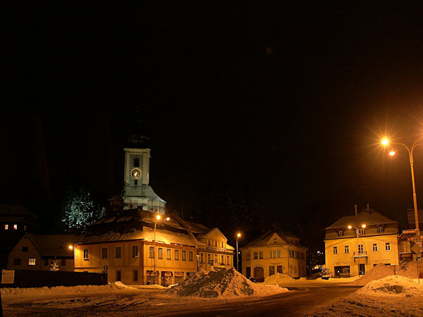 Náměstí s kostelem sv. Máří Magdaleny.