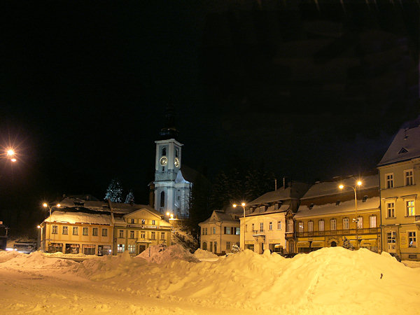 Náměstí s kostelem sv. Máří Magdaleny.