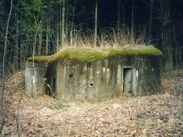 Prvosledový řopík L1/53/A160, stojící na okraji lesa východně od kapličky v Horním Sedle.