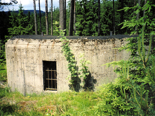 Řopík M1/240/A120, stojící v druhém sledu pevnostní linie, je ztracený v lesích mezi Mařenicemi a Malým Ovčím vrchem.