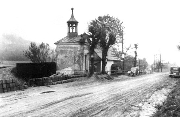 Vlevo od kapličky v Horním Sedle stojí řopík L1/52/A160Z šikmý vpravo. Objekt je maskován dřevěnou ohradou (1938).