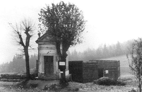 U kapličky v Horním Sedle stojí řopík L1/52/A160Z šikmý vpravo. Objekt je maskován dřevěnou ohradou (1938).