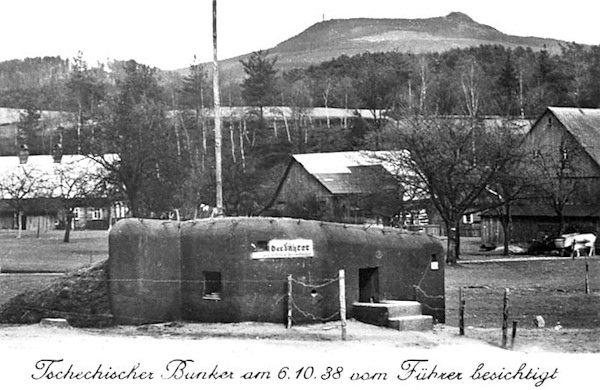 Památný bunkr henleinovců na severním okraji Mařenic, po pravé straně silnice směrem na Juliovku. Jedná se o řopík č. M1/234/A180 (asi 1939).
