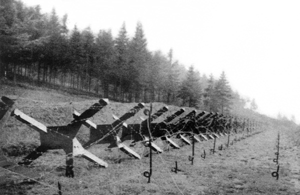 Protitanková překážka typu 'C' redukovaná o jednu řadu rosocháčů. Snímek je patrně z úseku M1 (1938).