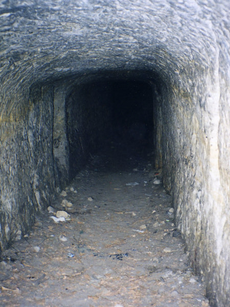 Chodba v nedokončeném podzemním krytu ze 2. světové války pod Zeleným vrchem.