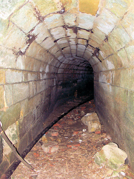 Pečlivě vyzděný tunel vodního náhonu bývalé tkalcovny v osadě Na Potokách.