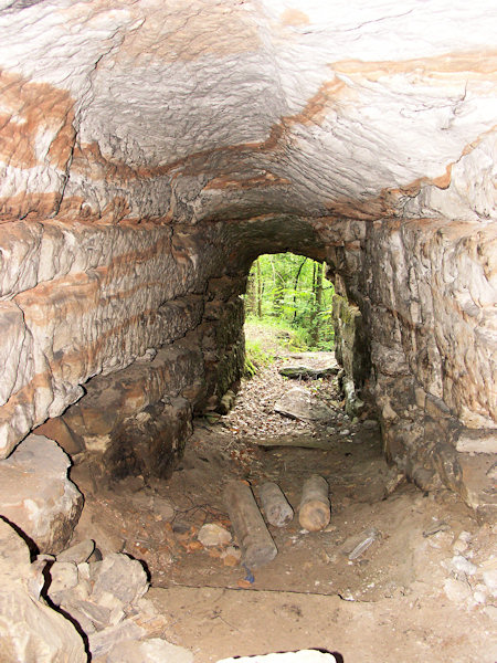 Die Abzweigung des alten Wassergrabens der Neumann-Mühle bei Mařeničky (Kleinmergtal).