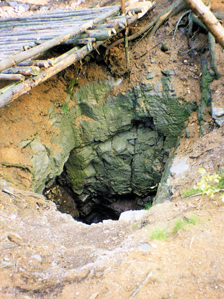 Das alte Stollenmundloch am Kozí hřbet (Ziegenrücken) vor seiner Vergitterung.