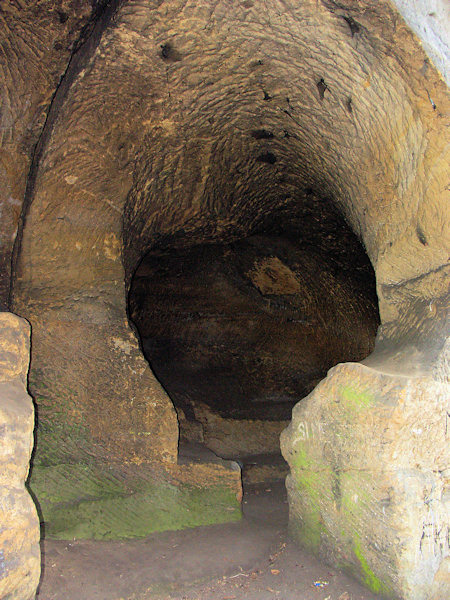 Uměle vytesaná Malá Cikánská jeskyně u Sloupu.