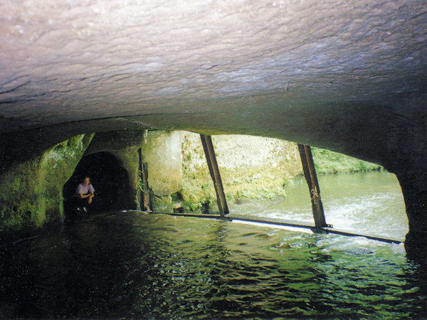 Das Černý jez (Schwarze Wehr) am Svitávka (Zwittebach) zwischen Lindava (Lindenau) und Velenice (Wellnitz).