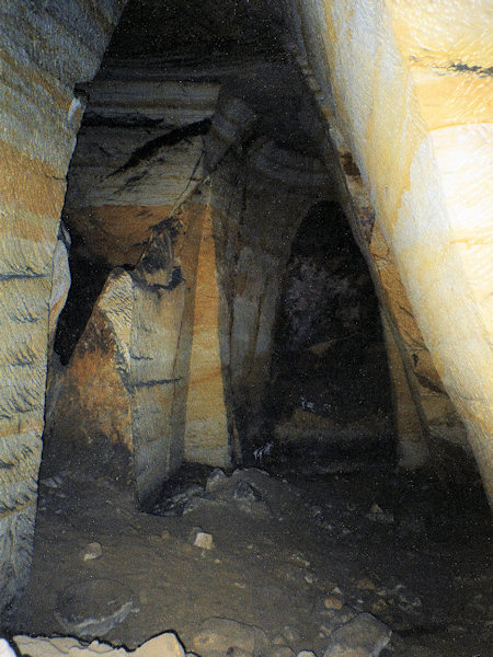 Unterirdischer Sandsteinbruch im Skalický vrch (Langenauer Berg).