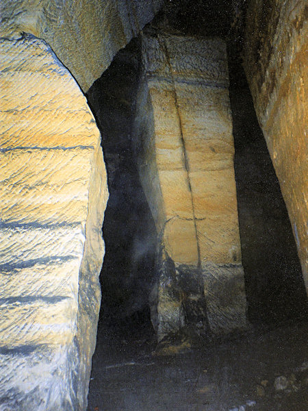 Unterirdischer Sandsteinbruch im Skalický vrch (Langenauer Berg).