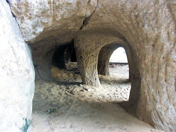 Der kleine Sandsteinbruch unter dem Vejrov (Weiherwald) bei Velenice (Wellnitz).