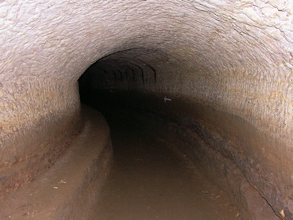 Tunel des unterirdischen Mühlgrabens zur ehemaligen Spiegelschleiferei in Velenice (Wellnitz).