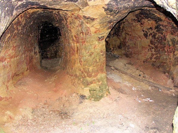 Felsenwohnung in verschwundenen Häusergruppe U Beránka (Lammel) unter dem Skalický vrch (Langenauer Berg).