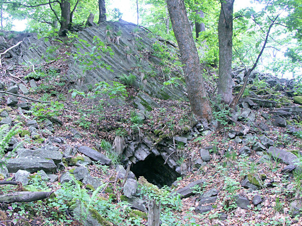 Stollenmundloch unter dem Gipfel des Česká skála (Tscheschkenstein).